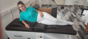 Slika, ki vsebuje besede oseba, oblačila, zaprt prostor, pohištvo Opis je samodejno ustvarjen