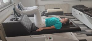 Slika, ki vsebuje besede oseba, zaprt prostor, zid, klop Opis je samodejno ustvarjen